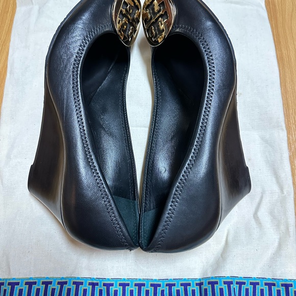 Tory Burch Sophie Gold Logo Details Wedge Heel in Black Size 7.5M - Picture 2 of 5